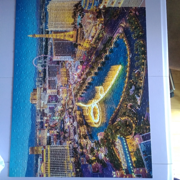 Las Vegas 550 pieces Ceaco jigsaw puzzle - Picture 3 of 3